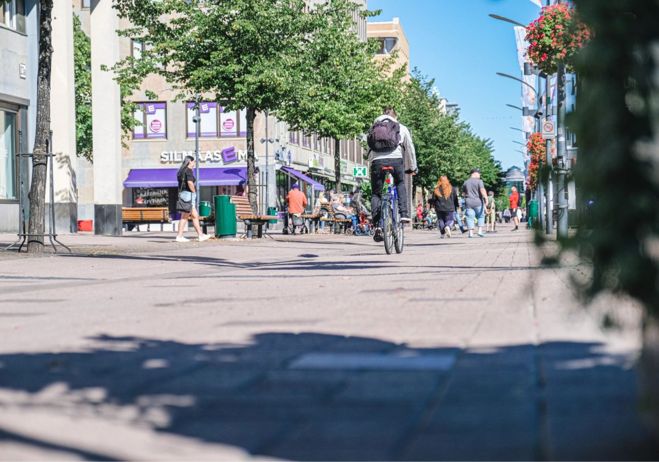 Mies pyöräilee Joensuun kadulla