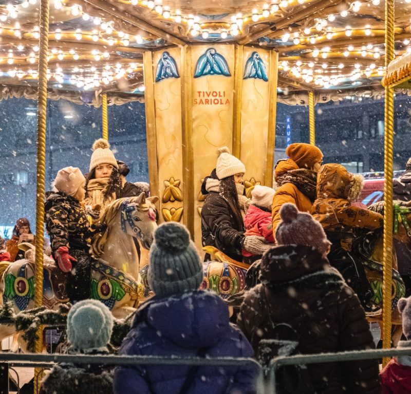 Ihmisiä Tivoli Sariolan karusellissa