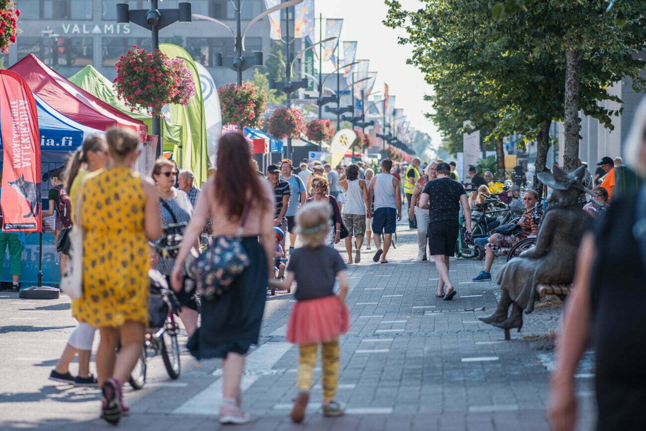 Joensuun kävelykatu markkinoiden aikaan