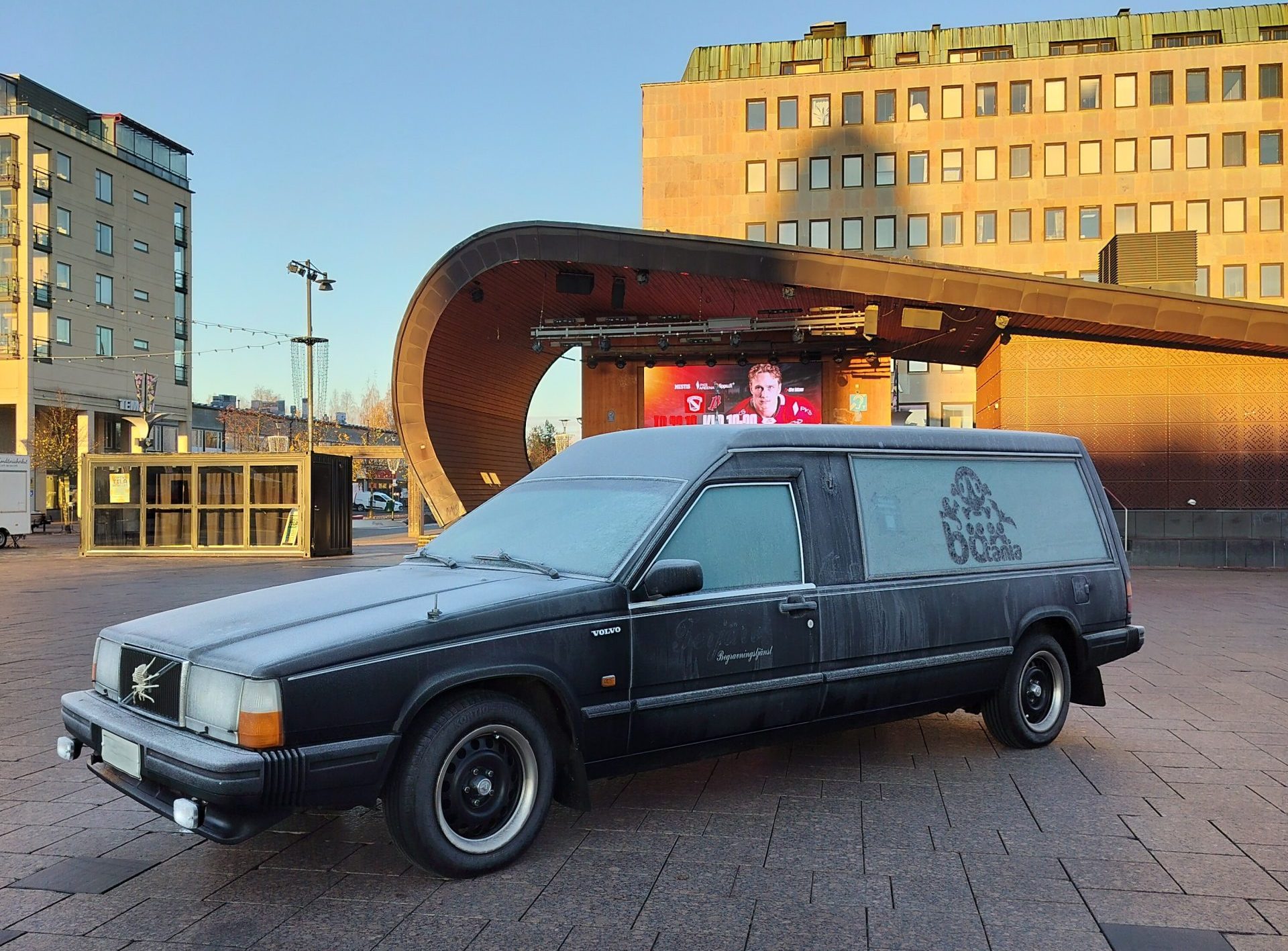 Halloween tapahtumaa markkinoiva ruumisauto Joensuun torilla